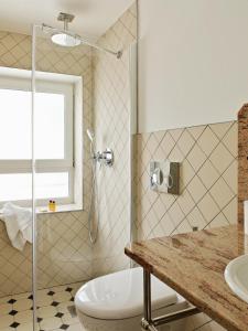 bagno con doccia, lavandino e servizi igienici di New Hotel Lafayette a Parigi