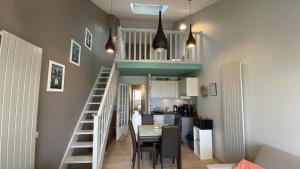 馬翁普拉日堡的住宿－Appartement vue mer, Brigantine，厨房以及带楼梯和桌子的用餐室