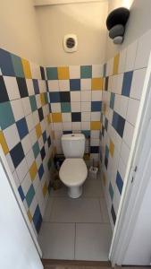 małą łazienkę z toaletą w pokoju w obiekcie Appartement vue mer, Brigantine w mieście Fort-Mahon-Plage +11 zdjęć