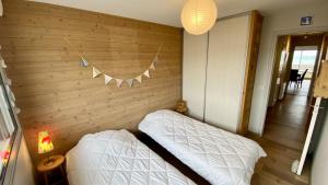 Łóżko lub łóżka w pokoju w obiekcie Appartement vue mer, Brigantine