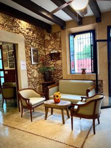 a living room with a couch and chairs and a table at Casa Tia Micha in Valladolid