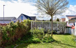 un jardín con una valla y un árbol en Beautiful Home In Skillinge With Wifi, en Skillinge