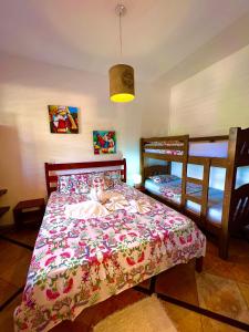 a bedroom with two bunk beds and a lamp at Residencial Bem-te-vi in Jericoacoara
