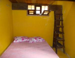 1 dormitorio con litera y escalera en Casinhas Vila Bonita Azul, en Baía Formosa