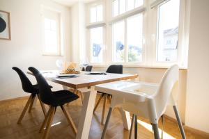 ein Esszimmer mit einem weißen Tisch und Stühlen in der Unterkunft Wunderschön gepflegter Altbau, Aufzug in Chemnitz