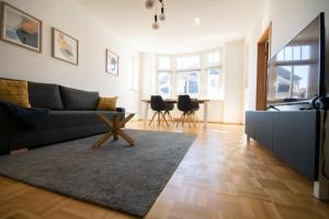 uma sala de estar com um sofá e uma mesa em Wunderschön gepflegter Altbau, Aufzug em Chemnitz