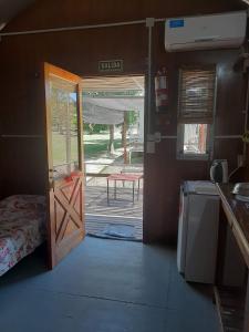 una puerta abierta a una habitación con porche en Bungalows Estacion El Molino en San José