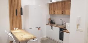 2A near Blloku area Apartment tesisinde mutfak veya mini mutfak