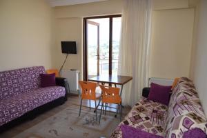 a living room with a couch and a table at Aydın Apart Pansiyon in Sinop