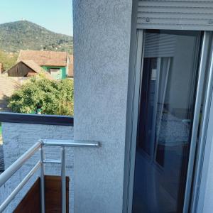 una puerta corredera de cristal que da a un balcón con vistas en Stan na dan VRŠAC, en Vršac