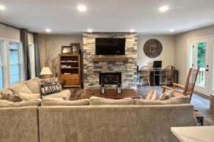 TV a/nebo společenská místnost v ubytování Creekside Cottage