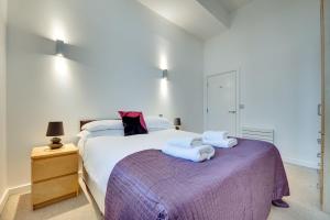 Кровать или кровати в номере Crown Apartments 314 by Week2Week