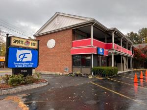 un estacionamiento frente a un edificio en Framingham Inn, en Framingham