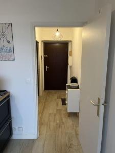 Kuchyňa alebo kuchynka v ubytovaní SUPERBE APPARTEMENT FACE AUX ILES SANGUINAIRES