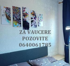 un dormitorio con una señal de refugiado za en la pared en EMA LUX - zgrada Panorama en Soko Banja