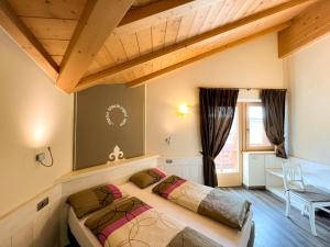 a bedroom with two beds in a room with a table at Appartamenti Cristallo in Livigno