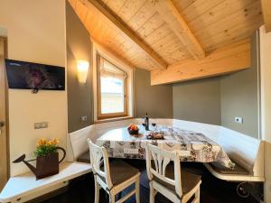 a dining room with a table and chairs at Appartamenti Cristallo in Livigno