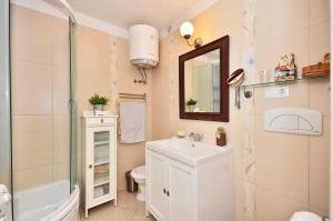 Un baño con lavabo, ducha e inodoro. en Apartments Zoran, en Split 48 fotos más