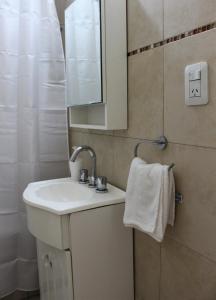 布宜諾斯艾利斯的住宿－Cómodo PH con patio propio，一间带水槽和镜子的浴室