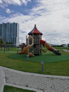 um parque infantil com escorrega num parque em Playa Blanca SC em Río Hato
