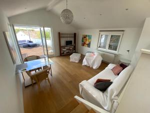 ein Wohnzimmer mit einem weißen Sofa und einem Tisch in der Unterkunft Apartment Art in Bad Krozingen