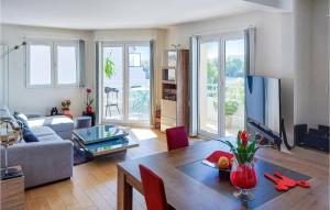 een woonkamer met een bank en een tafel bij Awesome Apartment In Triel-sur-seine With Kitchen in Triel-sur-Seine