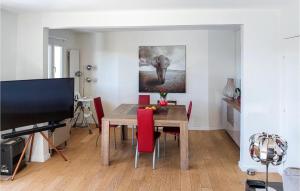 Televisyen dan/atau pusat hiburan di Amazing Apartment In Triel-Sur-Seine