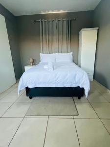 Ένα ή περισσότερα κρεβάτια σε δωμάτιο στο Tshukudu Guesthouse