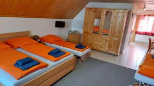 een slaapkamer met 2 bedden met oranje lakens bij Rožmberská bašta in Třeboň