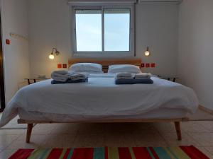 מיטה או מיטות בחדר ב-Happy Vacation House