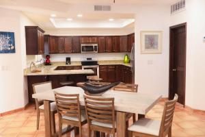 una cucina con tavolo e sedie e una cucina con lavandino di Brand New Home - The Village in Las Conchas #38 a Las Conchas
