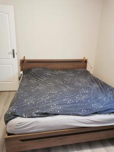 Ein Bett oder Betten in einem Zimmer der Unterkunft Littleflower