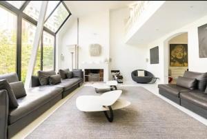 sala de estar con sofá y mesa en Villa Alesia, en París
