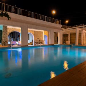 ein Schwimmbad in der Nacht mit eingeschaltetem Licht in der Unterkunft Villa Edelweiss in Bacoli