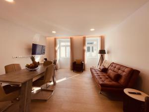 - un salon avec un canapé et une table dans l'établissement Living Funchal Executive, à Funchal