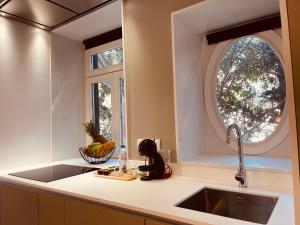 encimera de cocina con fregadero y ventana en Living Funchal Executive en Funchal