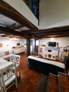 sala de estar amplia con sofá grande y mesa en Cabaña Pasiega La Quemada, en San Pedro del Romeral