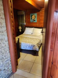 ein kleines Schlafzimmer mit einem Bett in einem Zimmer in der Unterkunft ΤΟ ΡΕΤΙΡΕ in Athen