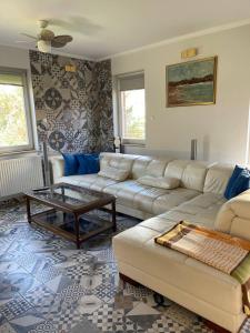 Posedenie v ubytovaní RoseHill Garden Family Villa with a Great Budapest View