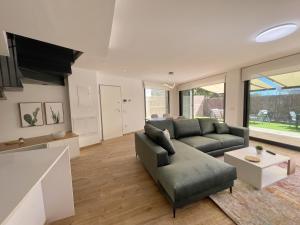 Χώρος καθιστικού στο Allon Bay