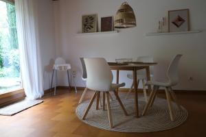 a dining room with a table and four chairs at Ferienwohnung Casa Bella 