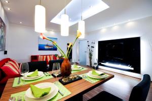 jadalnia ze stołem i kominkiem w obiekcie Apartment Giuliano Vienna w Wiedniu