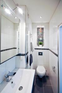 biała łazienka z umywalką i toaletą w obiekcie Apartment Giuliano Vienna w Wiedniu