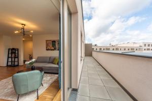uma varanda com vista para uma sala de estar em Modernes Stadtapartment mit Terrasse em Viena