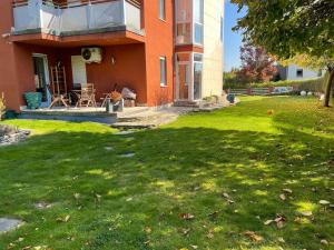 Vonkajšia záhrada v ubytovaní RoseHill Garden Family Villa with a Great Budapest View