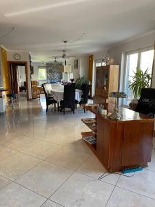 Posedenie v ubytovaní RoseHill Garden Family Villa with a Great Budapest View