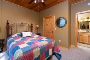 Voodi või voodid majutusasutuse Smoke Rise Lodge · Lake Front, Luxury Cabin, Hot Tub, toas