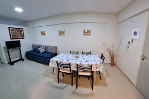 a dining room with a table and chairs and a couch at Mono Quality - laundry, coworking, pileta y SUM in San Miguel de Tucumán