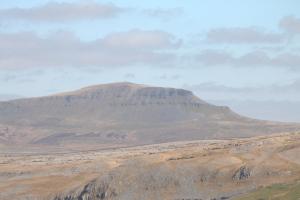 Une montagne au milieu d'un champ désertique dans l'établissement The Black Horse Inn, à Settle