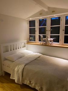 Röda huset في Hallstahammar: غرفة نوم بسرير ونافذة